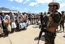Yemeni prisoners stand in line