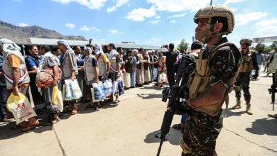 Yemeni prisoners stand in line
