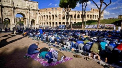 people praying in italy rome