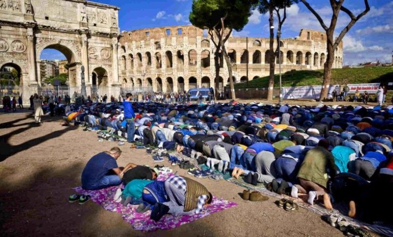 people praying in italy rome